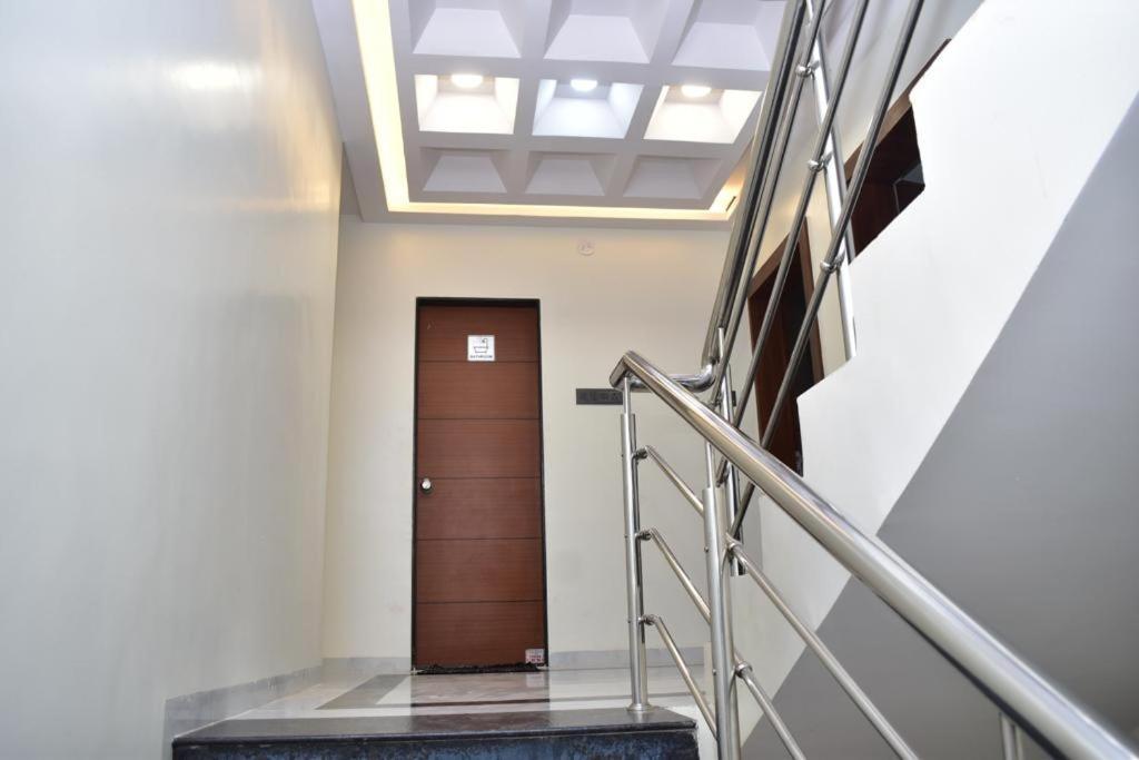 Hotel Sai Sandesh シルディ エクステリア 写真